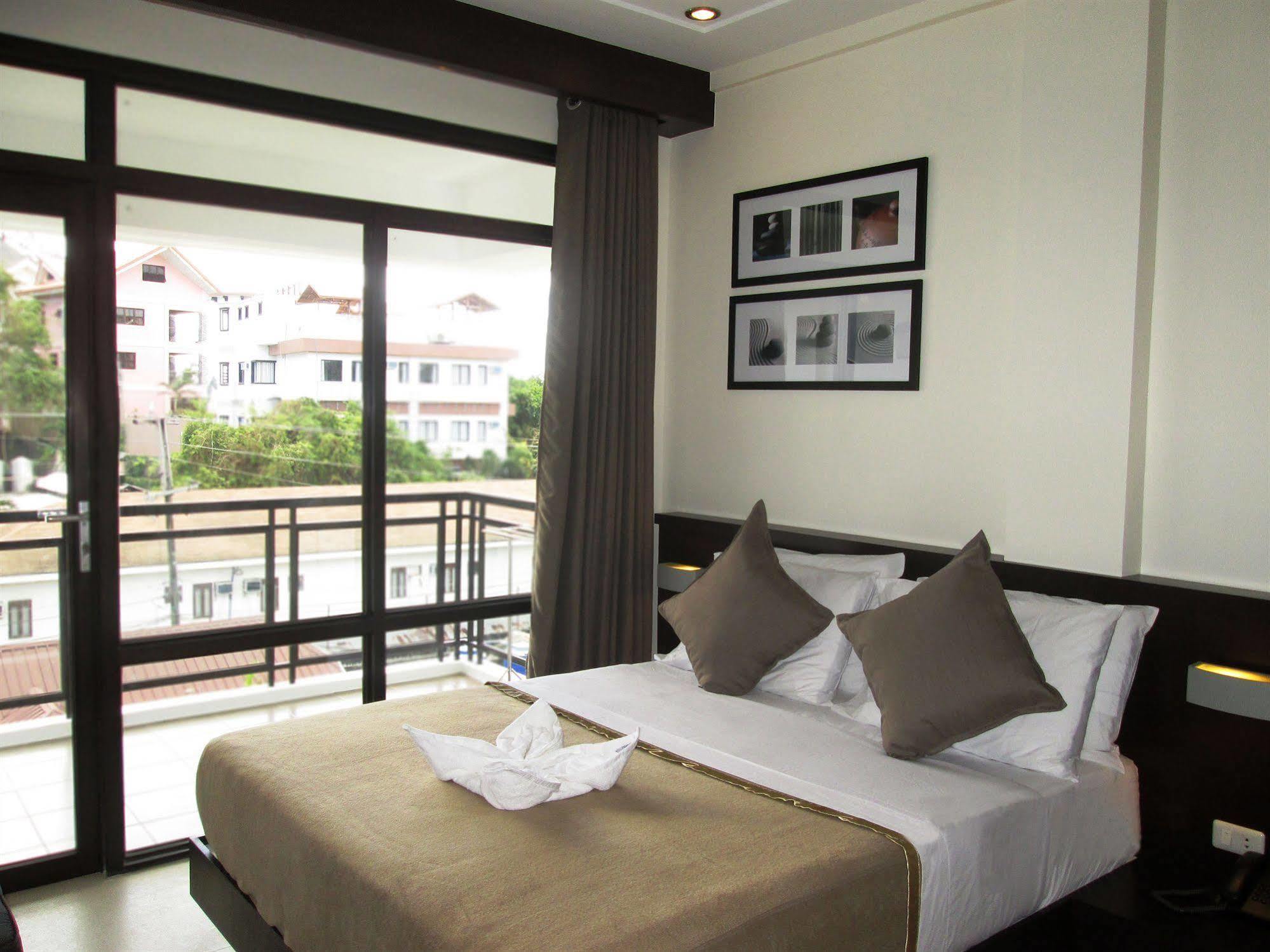 One Crescent Place Hotel Balabag  Zewnętrze zdjęcie