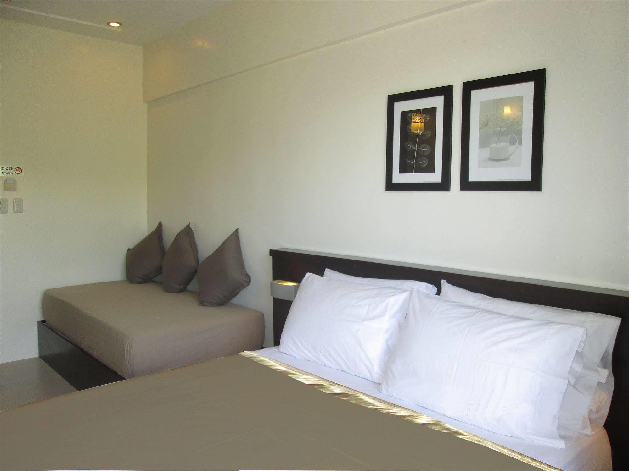 One Crescent Place Hotel Balabag  Zewnętrze zdjęcie