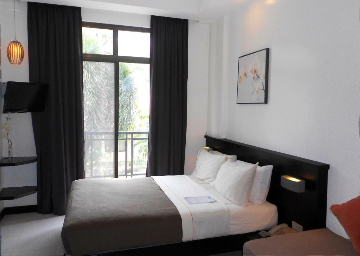 One Crescent Place Hotel Balabag  Zewnętrze zdjęcie