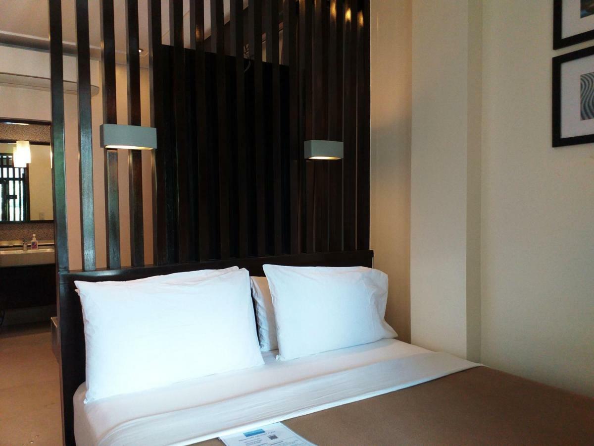 One Crescent Place Hotel Balabag  Zewnętrze zdjęcie