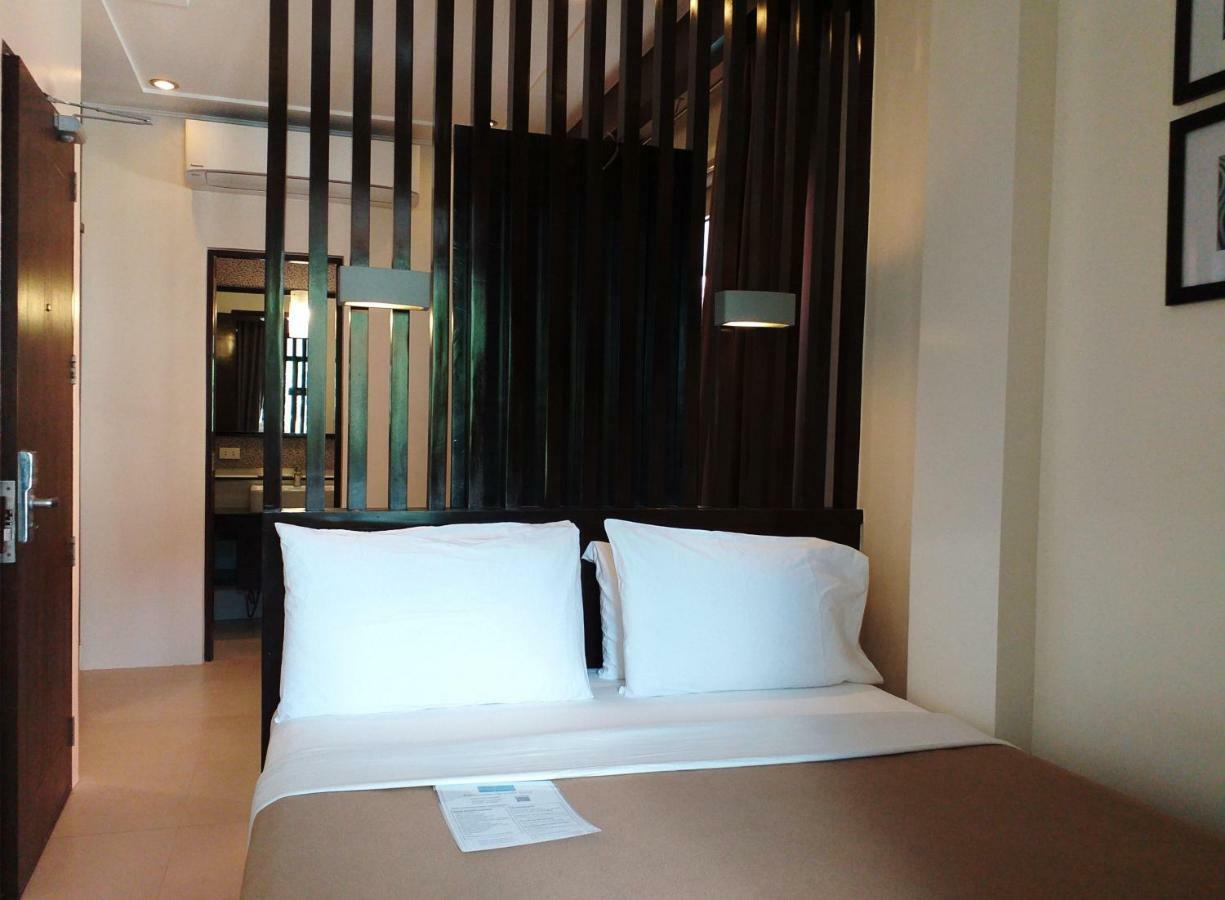 One Crescent Place Hotel Balabag  Zewnętrze zdjęcie